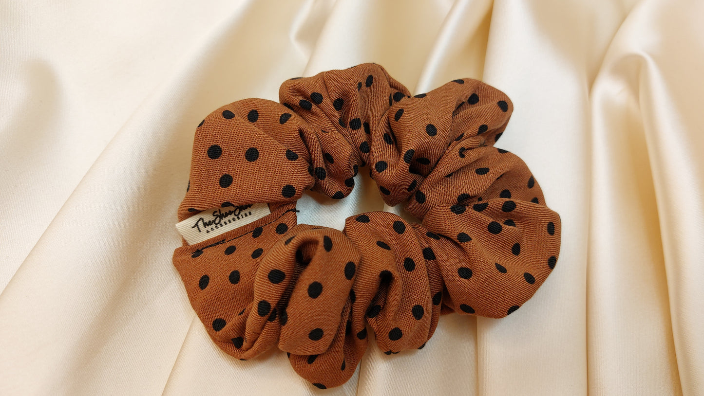 Cognac Polkadot ShooShoo Viskos Scrunchie - Handgjord