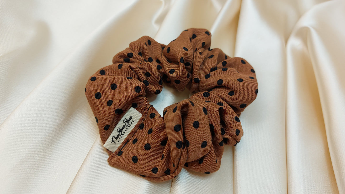 Cognac Polkadot ShooShoo Viskos Scrunchie - Handgjord
