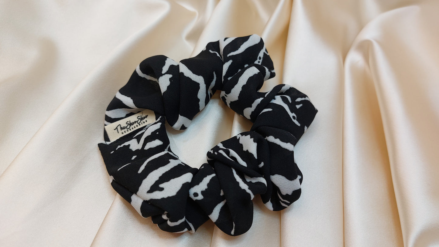 Arctic Tiger ShooShoo Viskos Scrunchie - Handgjord