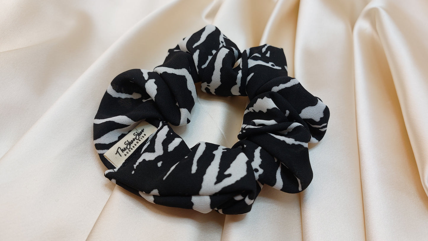 Arctic Tiger ShooShoo Viskos Scrunchie - Handgjord