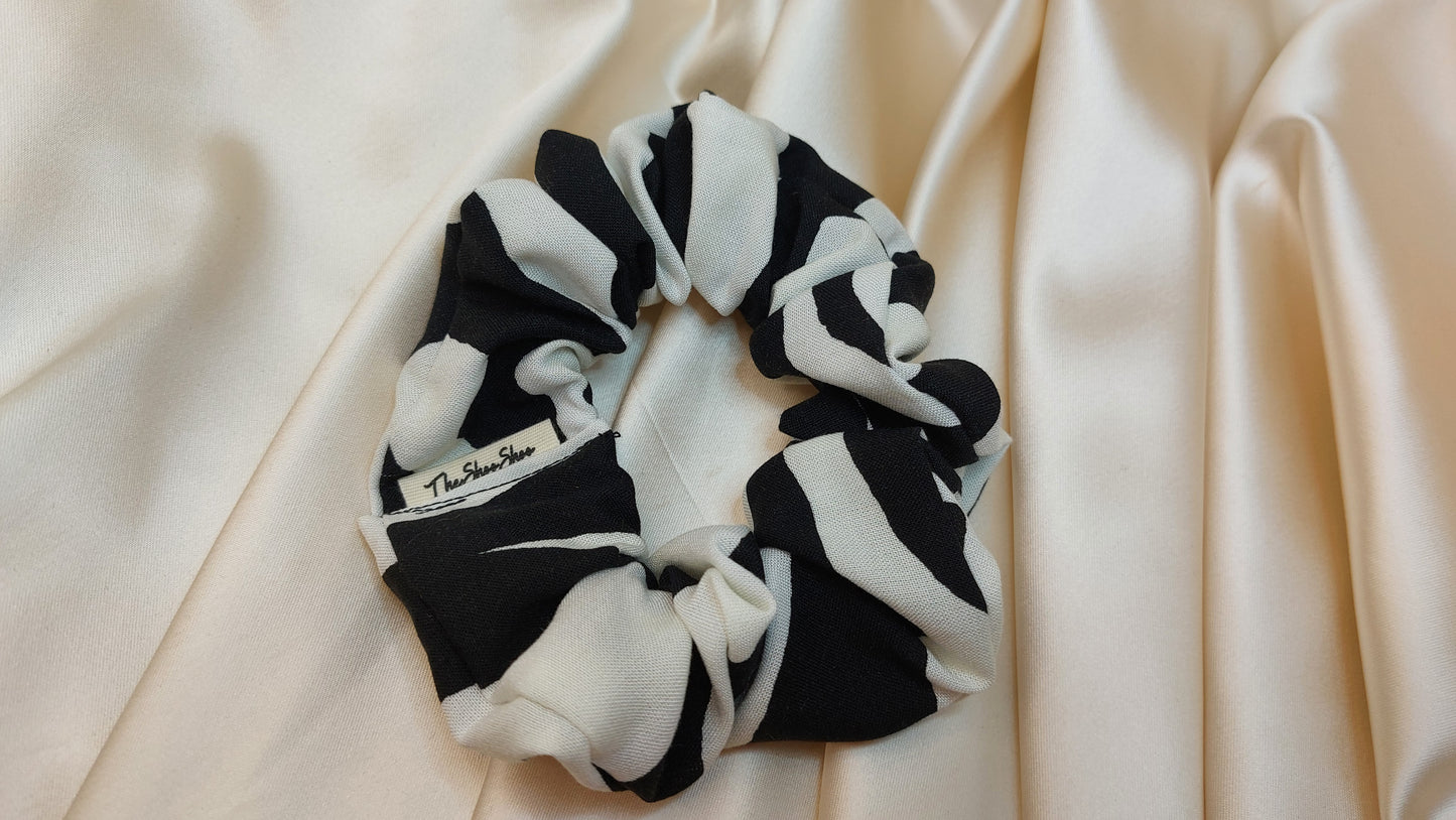 Zebra Fluff ShooShoo Viskos Scrunchie - Handgjord