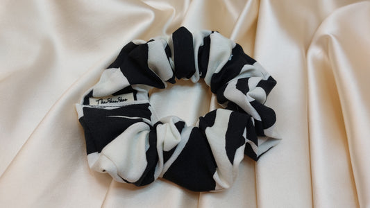 Zebra Fluff ShooShoo Viskos Scrunchie - Handgjord