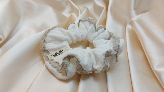 Country Cloud White ShooShoo Bomull Scrunchie - Handgjord