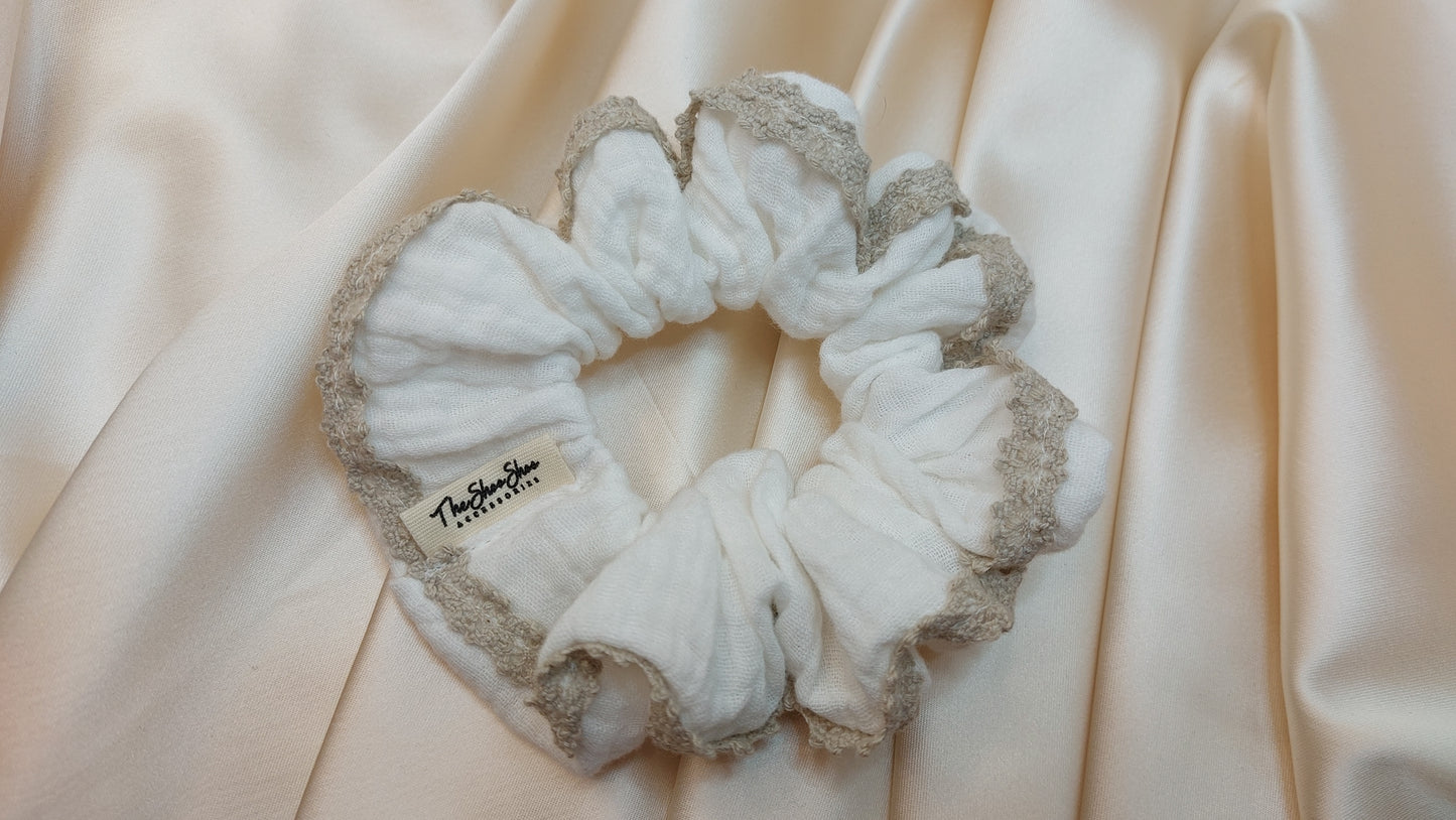 Country Cloud White ShooShoo Bomull Scrunchie - Handgjord