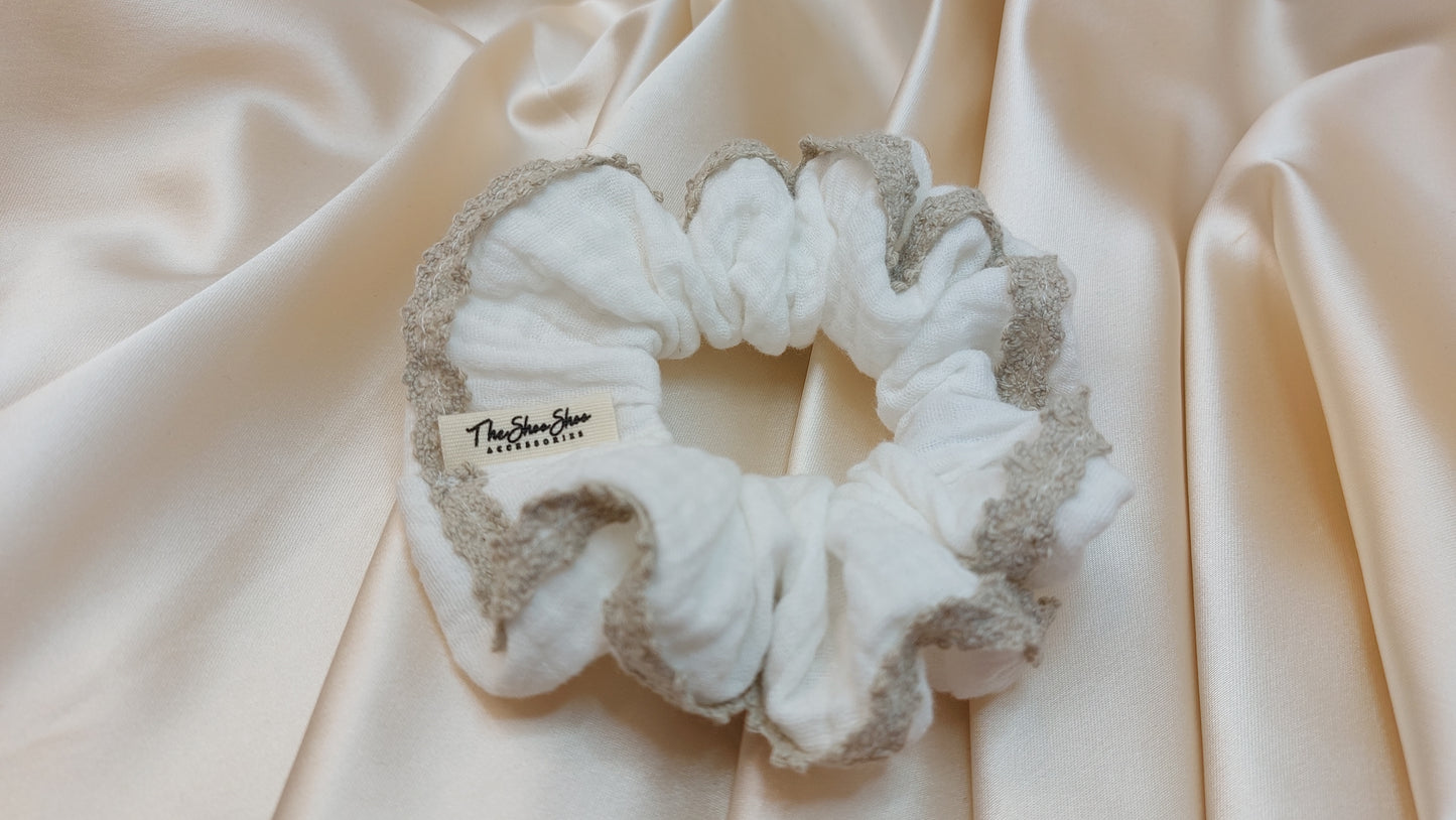 Country Cloud White ShooShoo Bomull Scrunchie - Handgjord