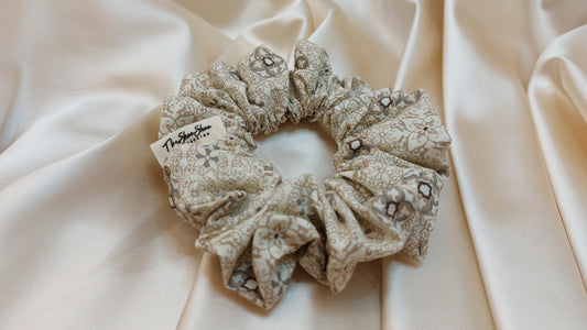 Tippy Taupe Blooms ShooShoo Bomull Scrunchie - Handgjord