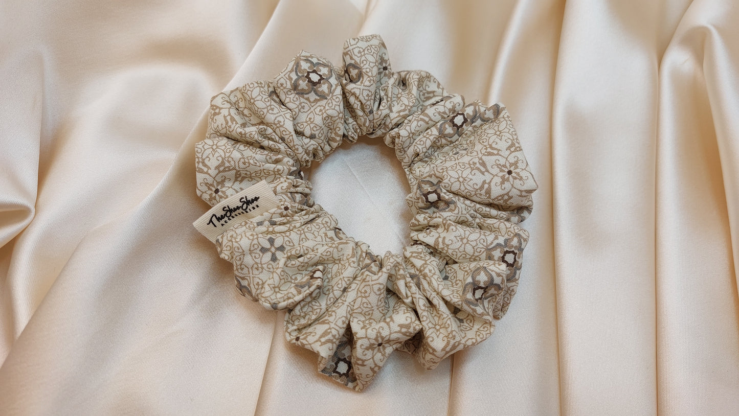 Tippy Taupe Blooms ShooShoo Bomull Scrunchie - Handgjord