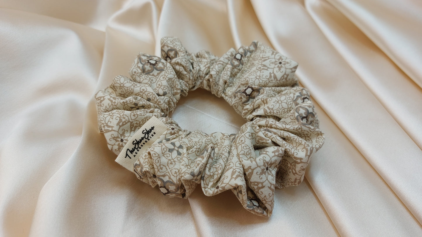 Tippy Taupe Blooms ShooShoo Bomull Scrunchie - Handgjord