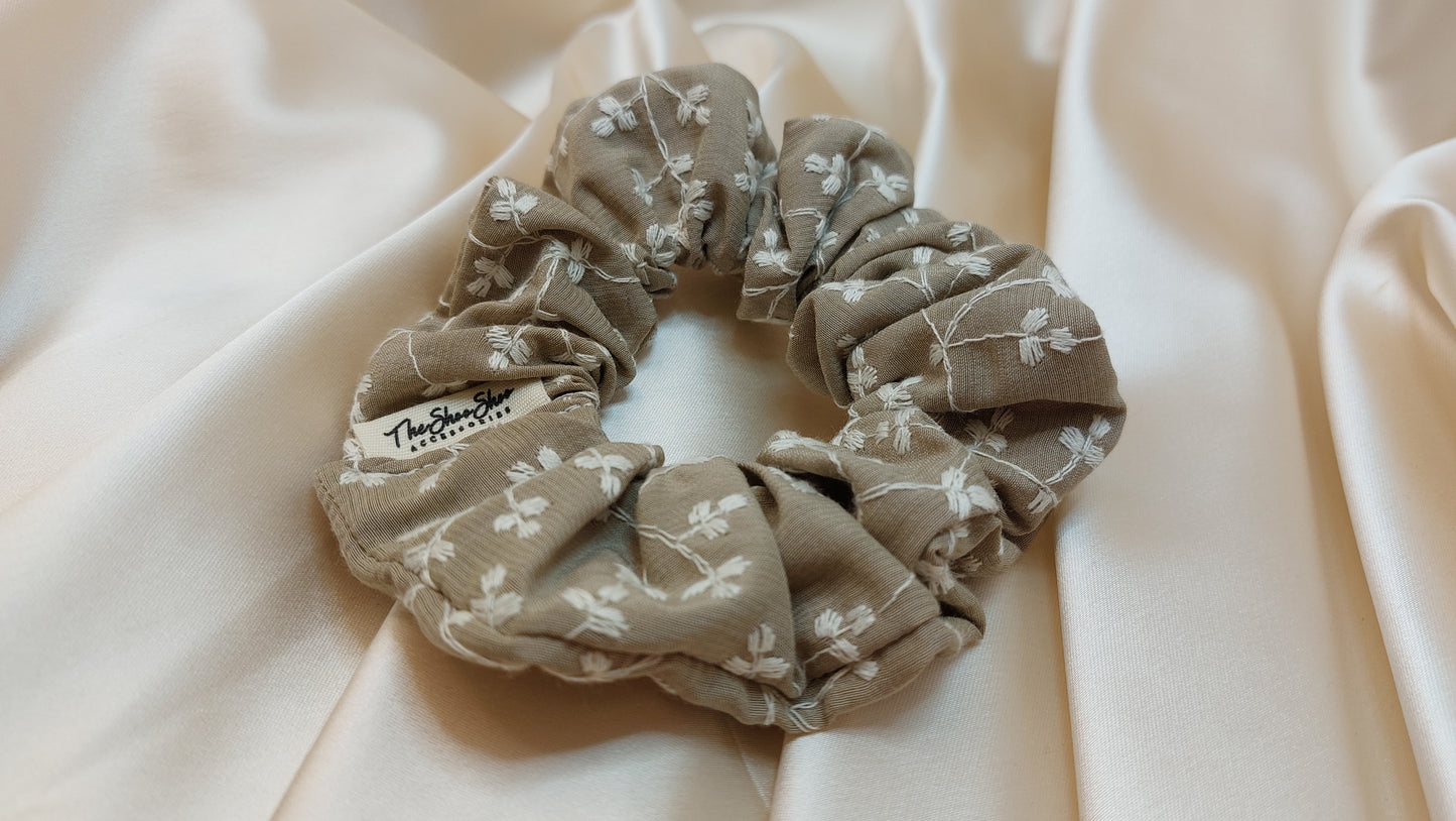 Wheat Delight ShooShoo Broderad Bomull Scrunchie - Handgjord