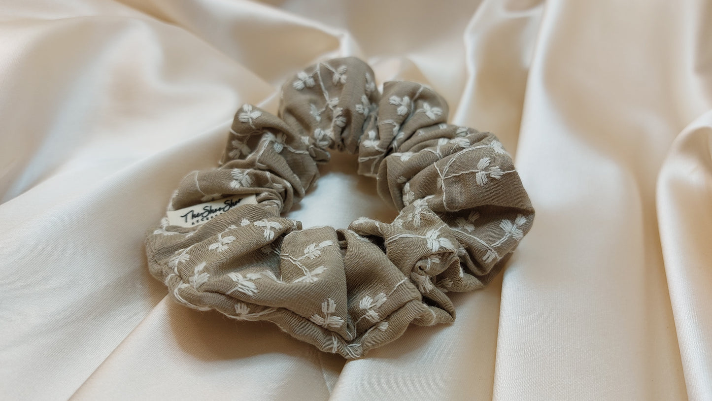 Wheat Delight ShooShoo Broderad Bomull Scrunchie - Handgjord