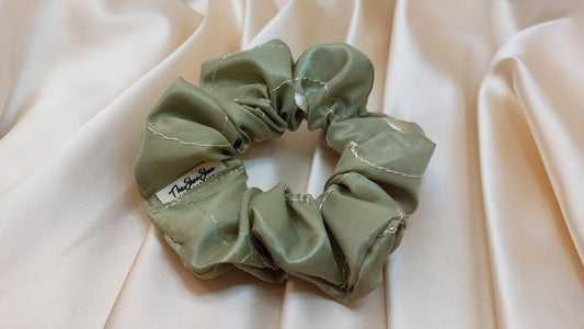 Willow Sage ShooShoo Broderad Taft Scrunchie - Handgjord