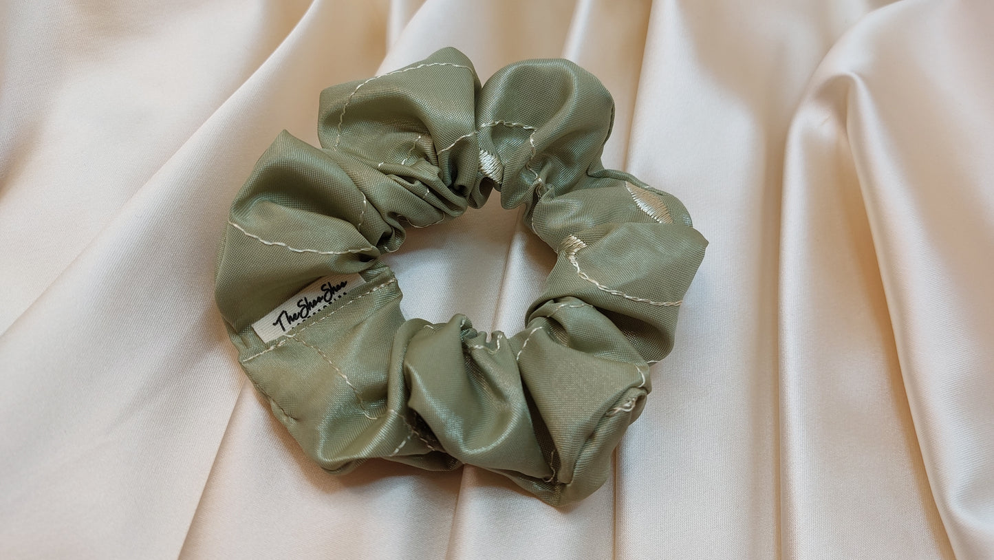 Willow Sage ShooShoo Broderad Taft Scrunchie - Handgjord