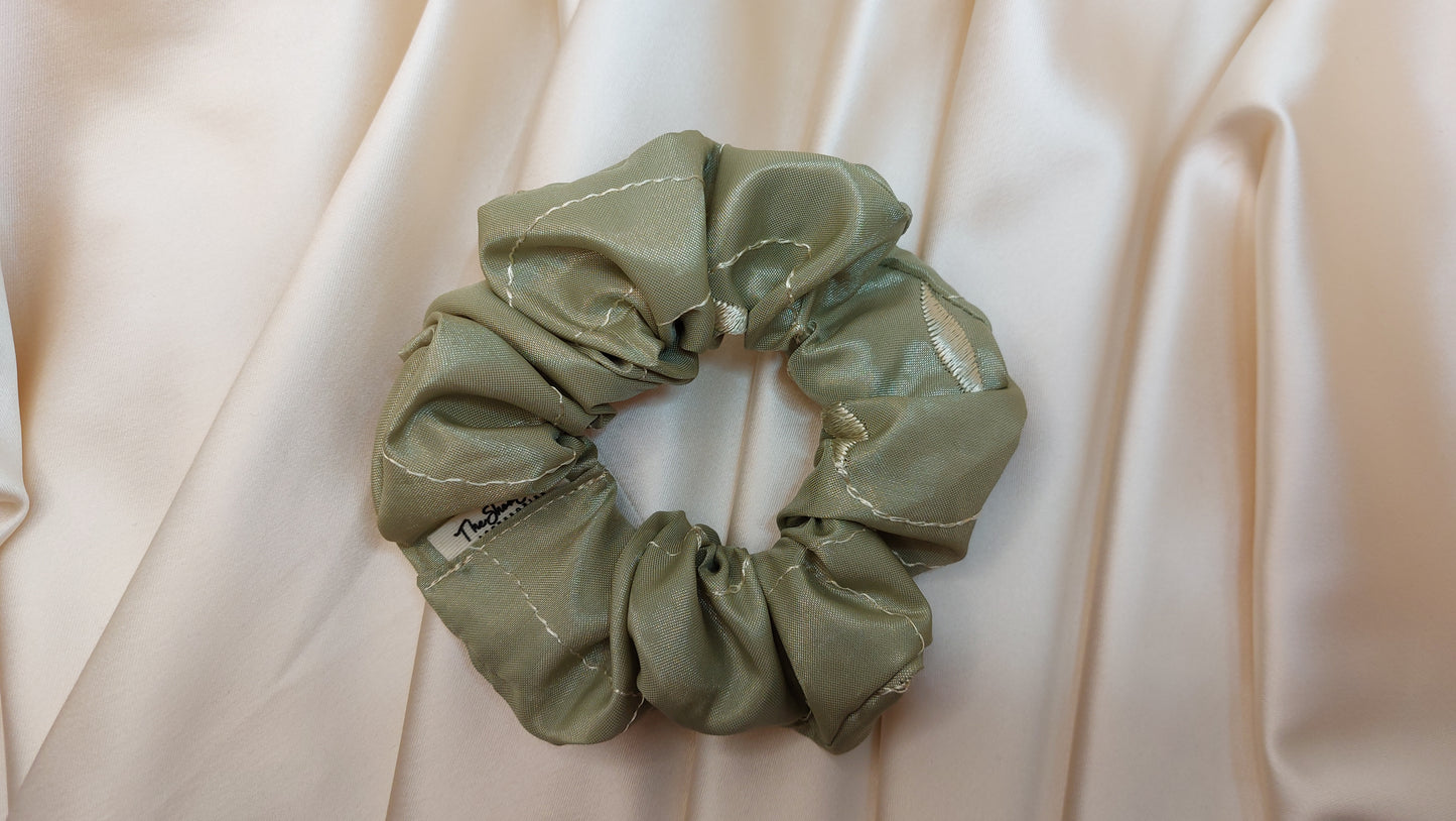 Willow Sage ShooShoo Broderad Taft Scrunchie - Handgjord