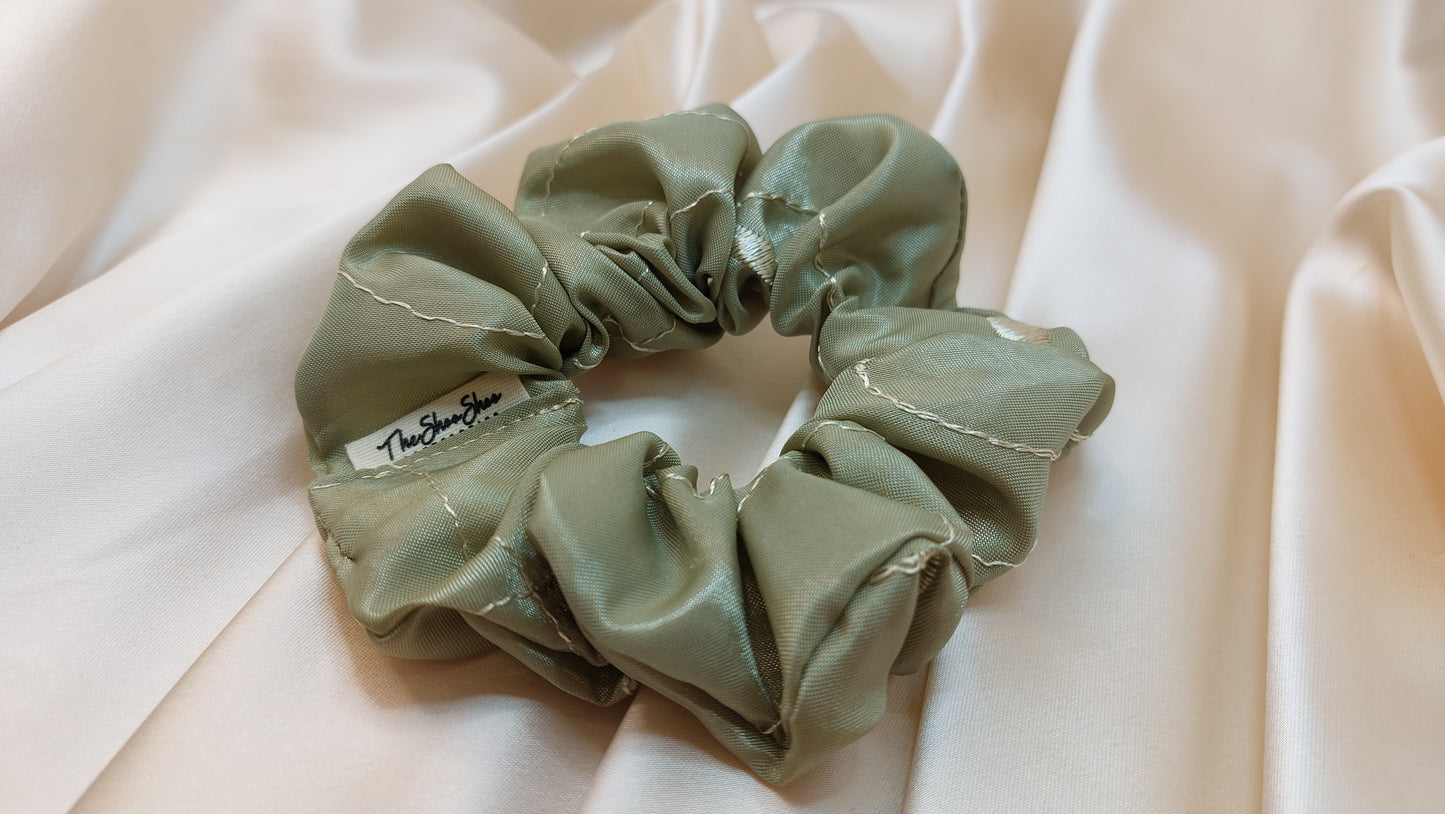 Willow Sage ShooShoo Broderad Taft Scrunchie - Handgjord