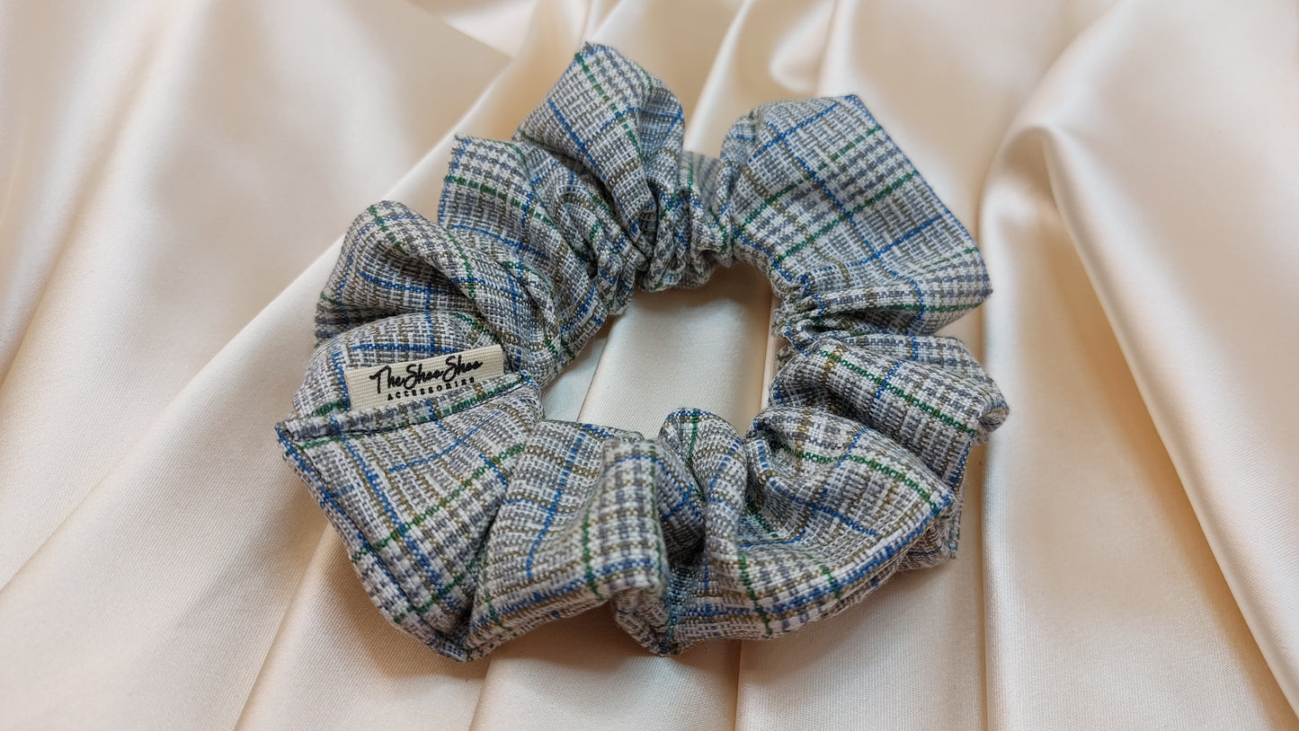 Misty Gray Squares ShooShoo Bomull Scrunchie - Handgjord