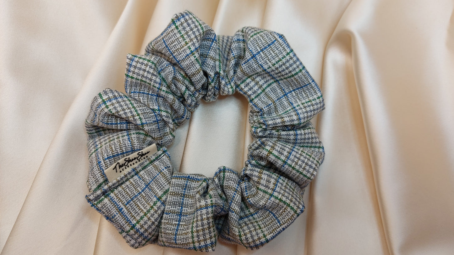 Misty Gray Squares ShooShoo Bomull Scrunchie - Handgjord