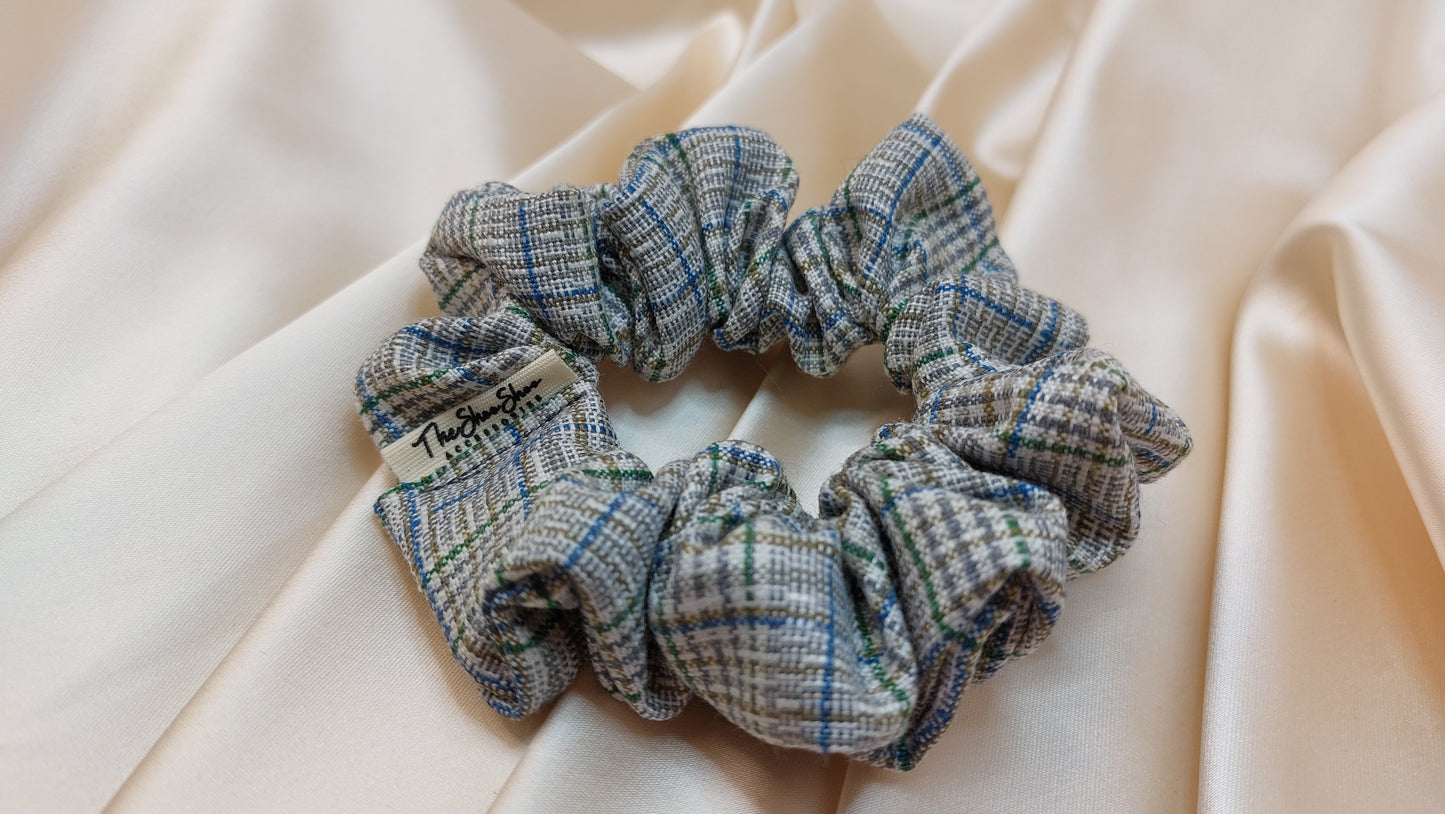 Misty Gray Squares ShooShoo Bomull Scrunchie - Handgjord