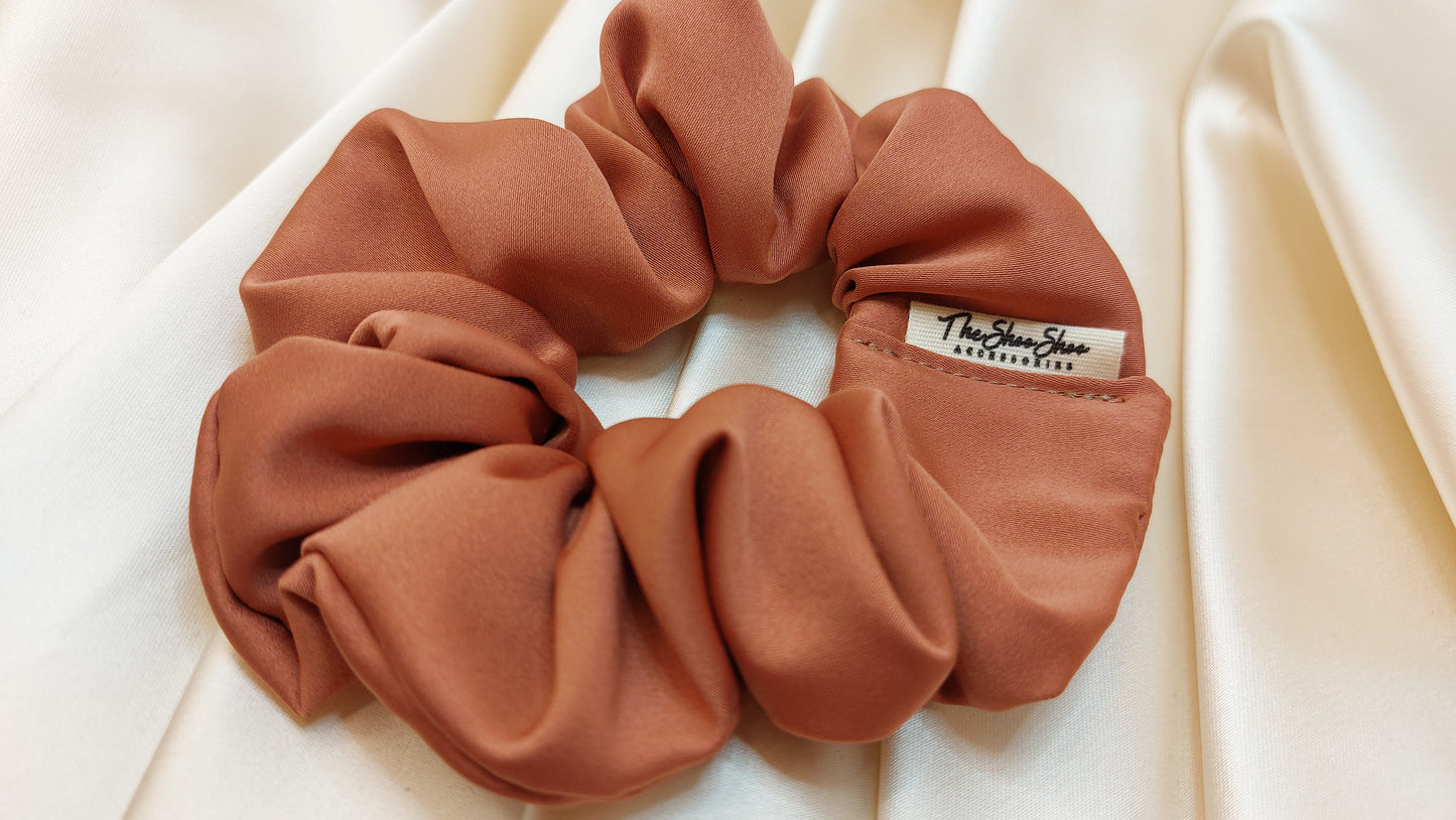 Caramel Apricot ShooShoo Mikrosatin Scrunchie - Handgjord