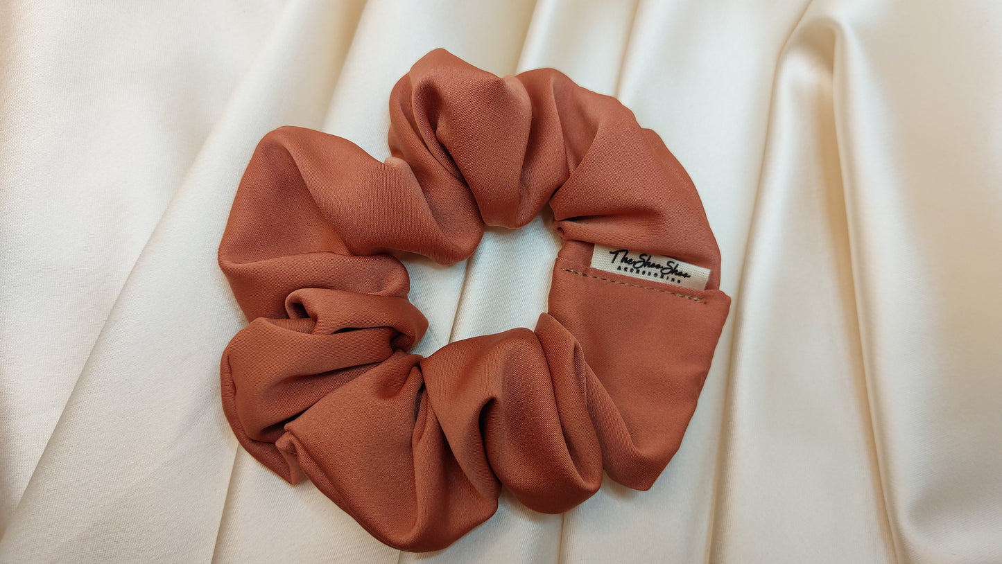Caramel Apricot ShooShoo Mikrosatin Scrunchie - Handgjord