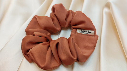 Caramel Apricot ShooShoo Mikrosatin Scrunchie - Handgjord