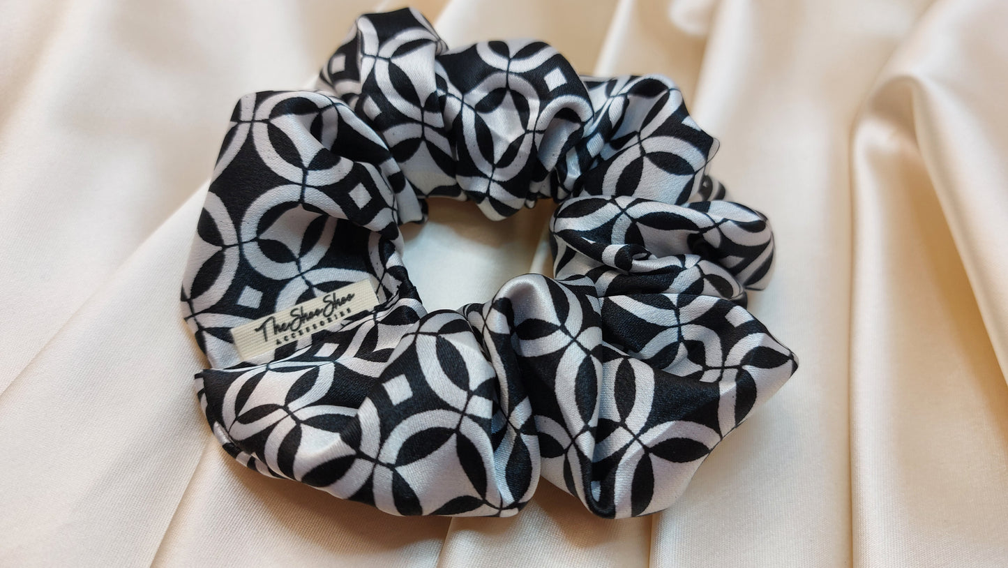 Black and White Geo ShooShoo Satin Scrunchie - Handgjord