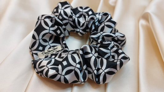 Black and White Geo ShooShoo Satin Scrunchie - Handgjord