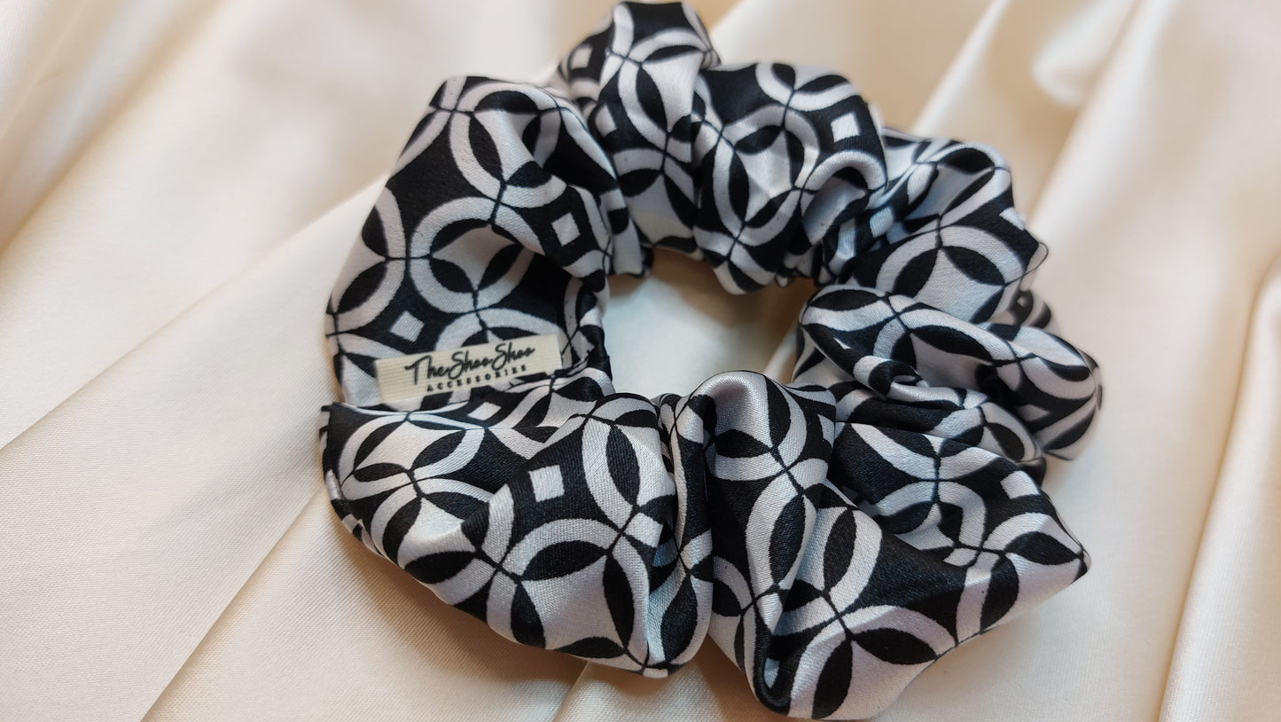 Black and White Geo ShooShoo Satin Scrunchie - Handgjord