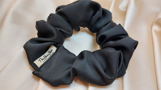 Liquorice Black ShooShoo Mikrosatin Scrunchie - Handgjord