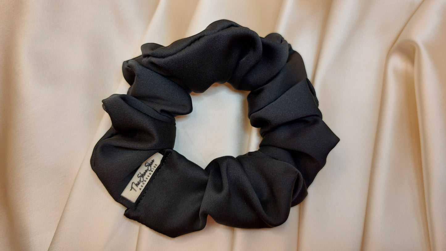 Liquorice Black ShooShoo Mikrosatin Scrunchie - Handgjord