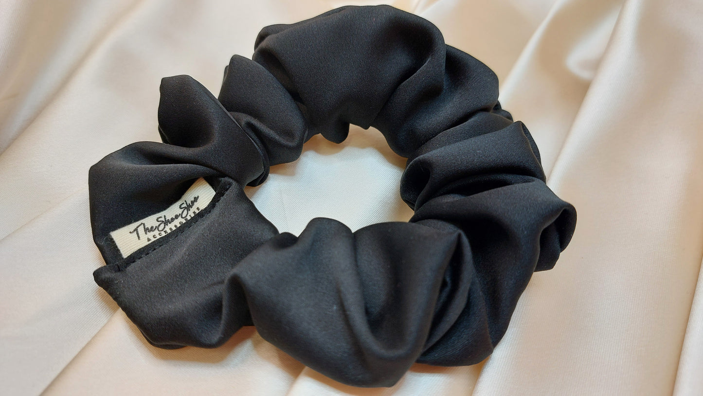 Liquorice Black ShooShoo Mikrosatin Scrunchie - Handgjord