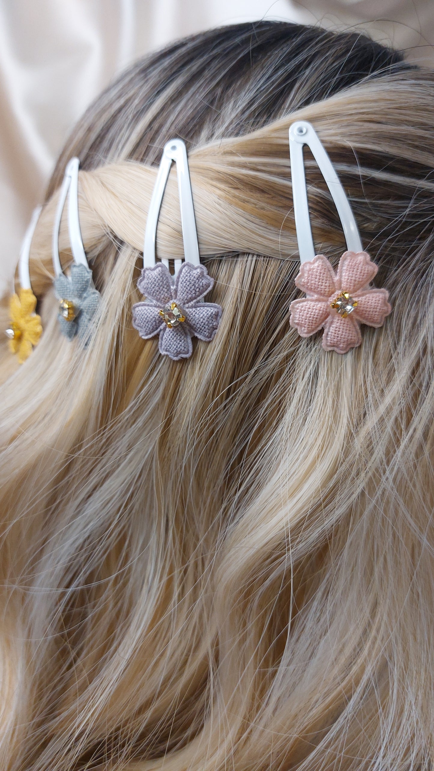 Hårspänne med blomma vit Shoo Shoo 2/set