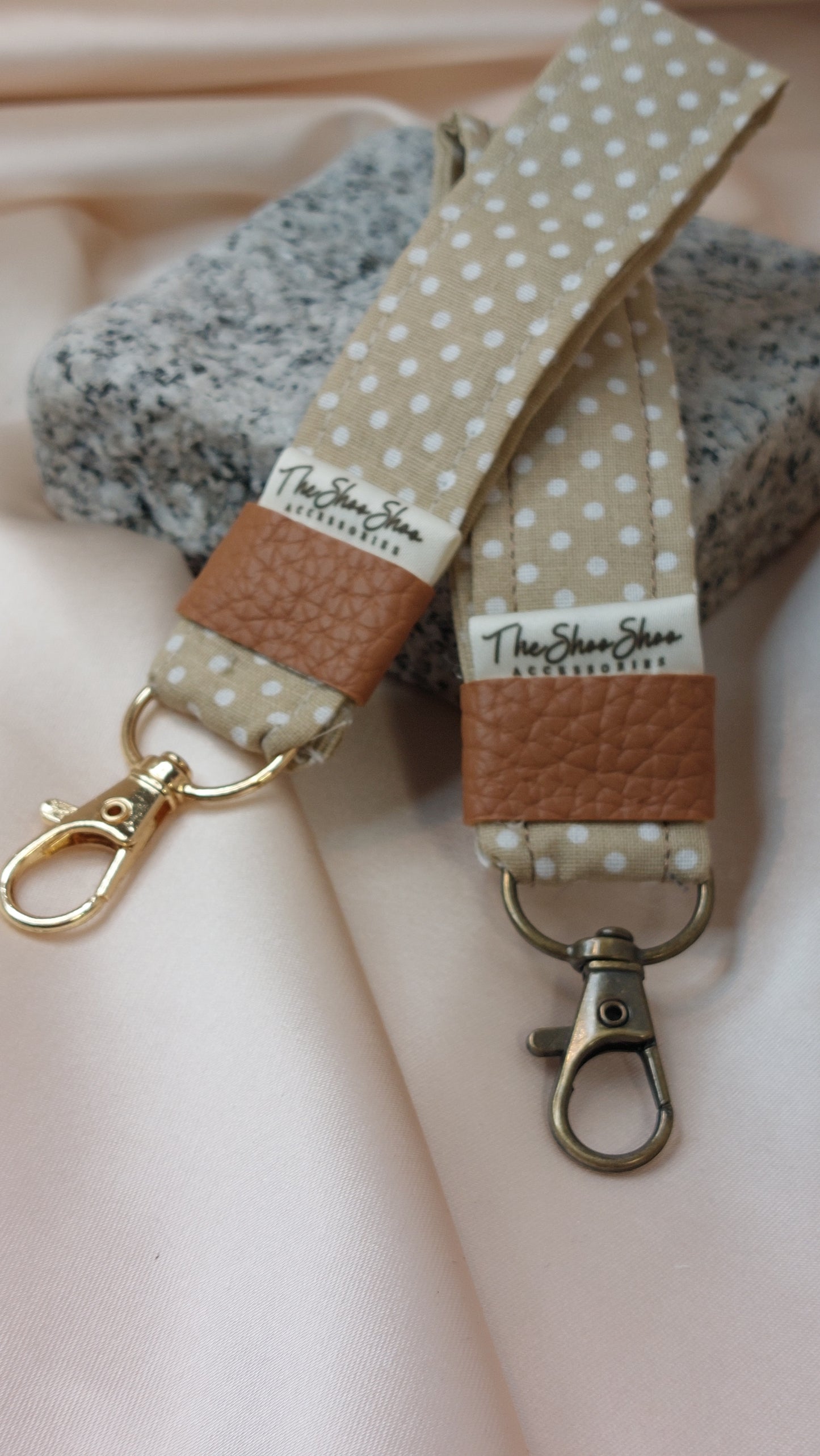 Nyckelring Caramel Dots med handledsrem i bomull