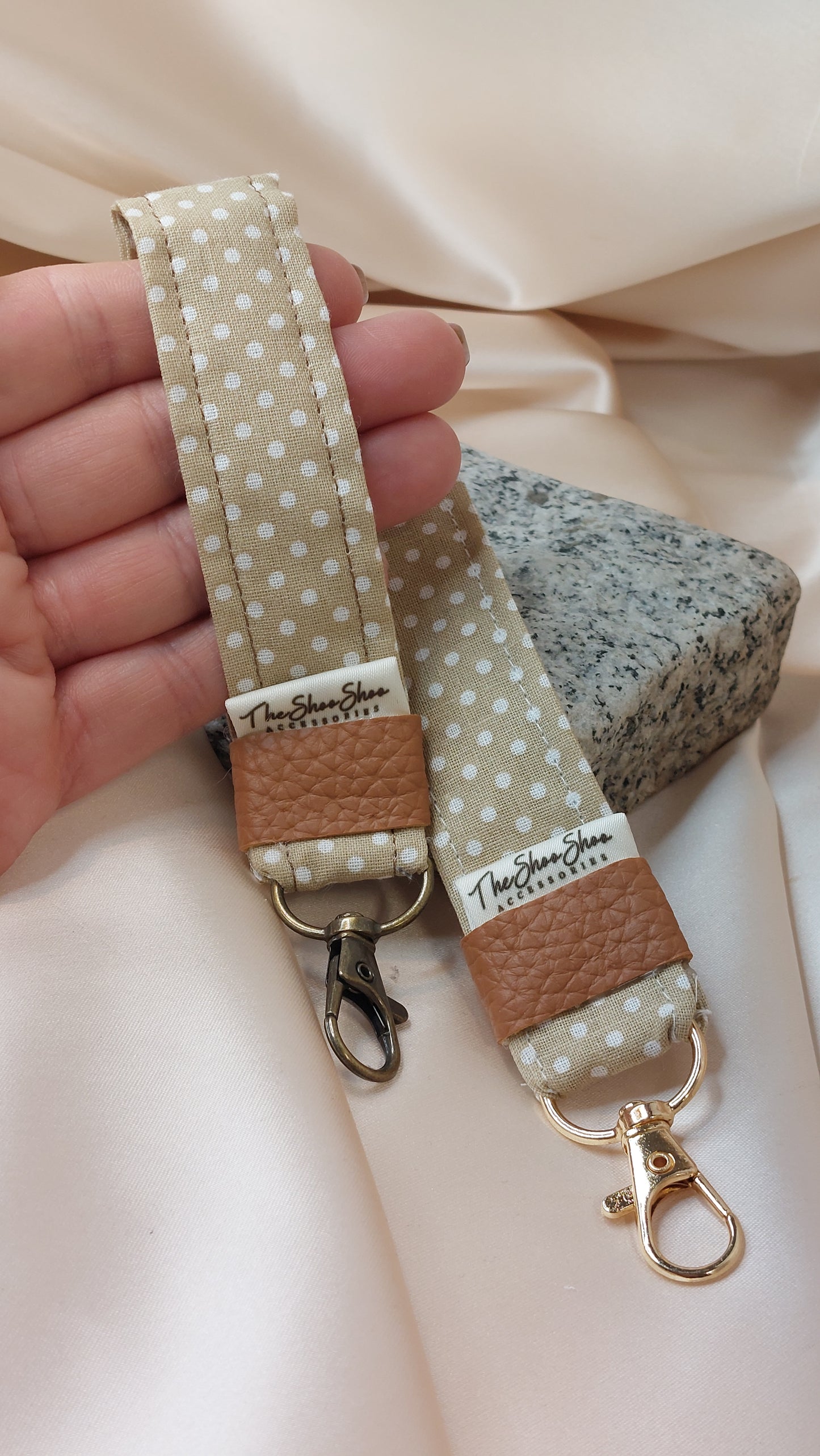 Nyckelring Caramel Dots med handledsrem i bomull