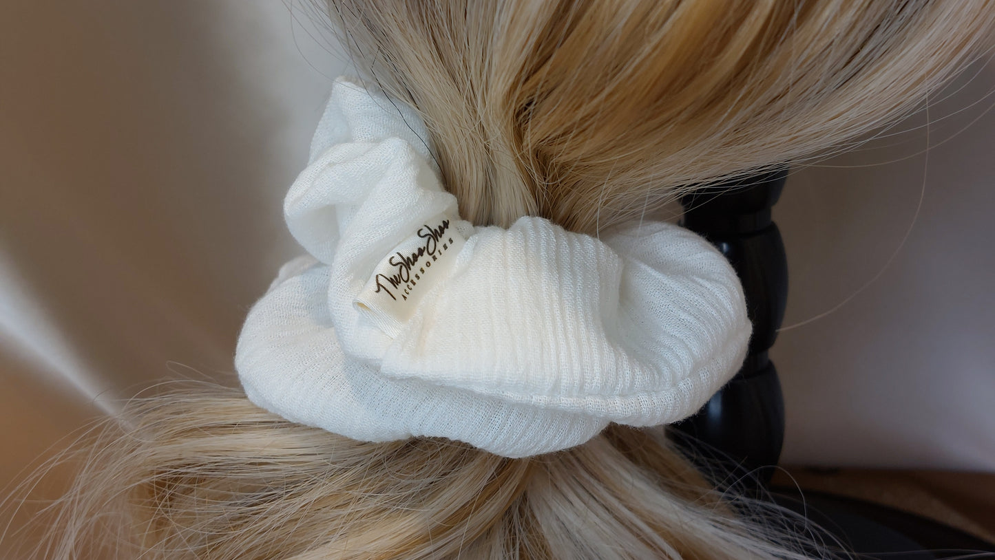 White Cream Cake ShooShoo Bomull Scrunchie - Handgjord
