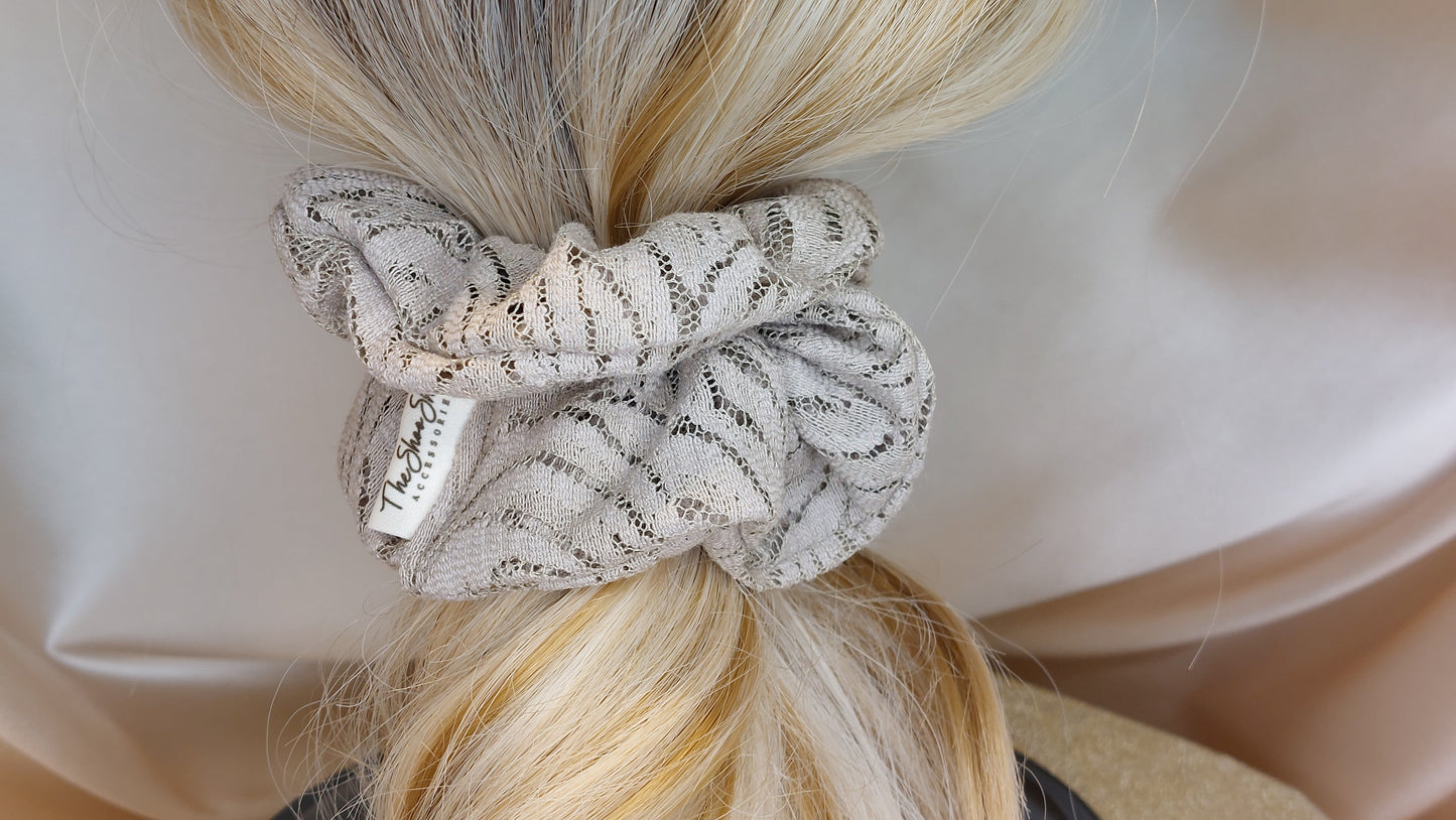 Dusky Dawn beige ShooShoo Spets Scrunchie - Handgjord