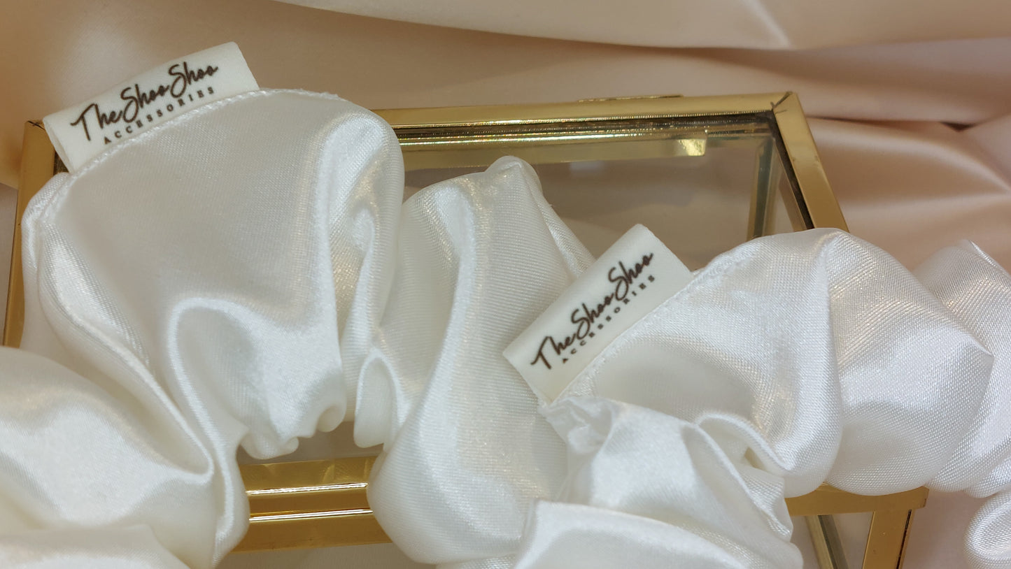 Pure White Shine ShooShoo Satin Scrunchie - Handgjord