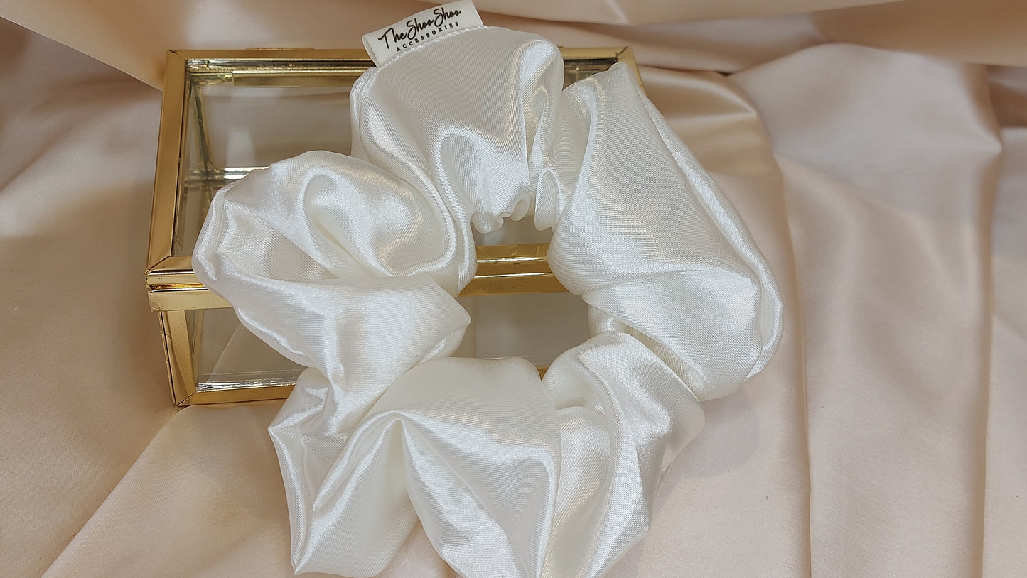 Pure White Shine ShooShoo Satin Scrunchie - Handgjord