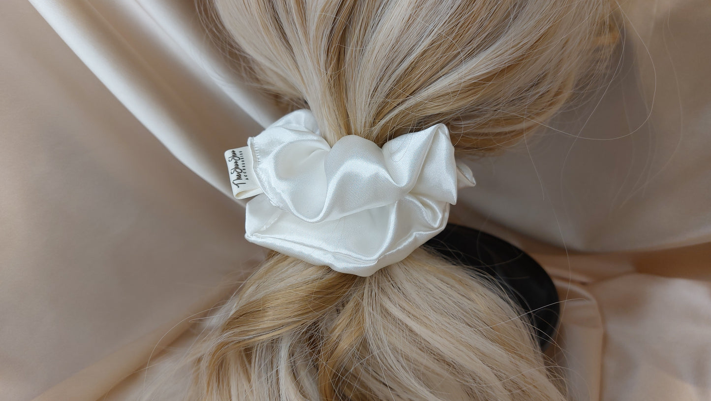 Pure White Shine ShooShoo Satin Scrunchie - Handgjord