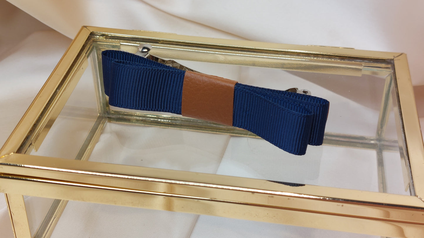 Leatherette Bow dubbel rosett hårspänne Shoo Shoo