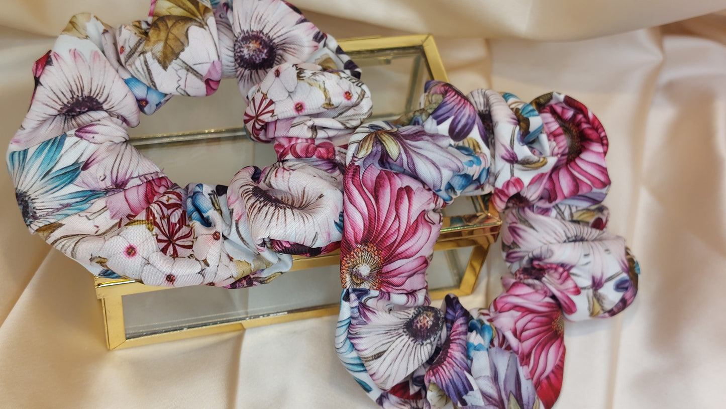 Starry Eyes blommig ShooShoo Satin Scrunchie - Handgjord