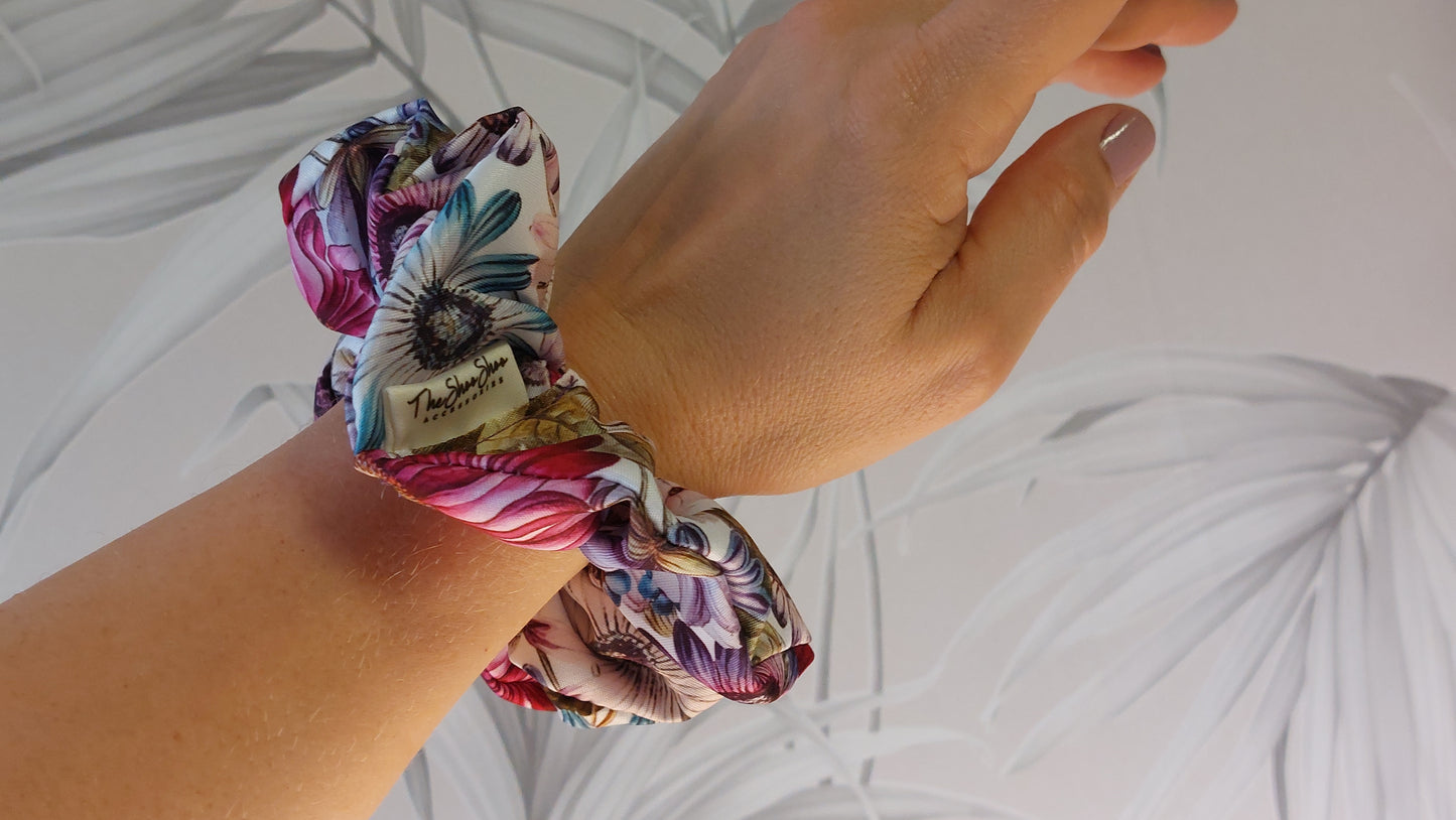 Starry Eyes blommig ShooShoo Satin Scrunchie - Handgjord
