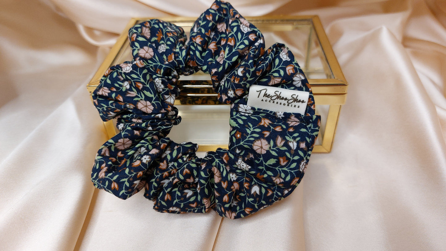 Country Flowers blå ShooShoo Bomull Scrunchie - Handgjord