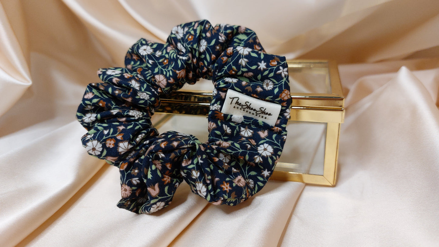 Country Flowers blå ShooShoo Bomull Scrunchie - Handgjord