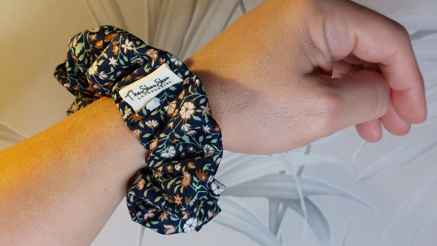 Country Flowers blå ShooShoo Bomull Scrunchie - Handgjord