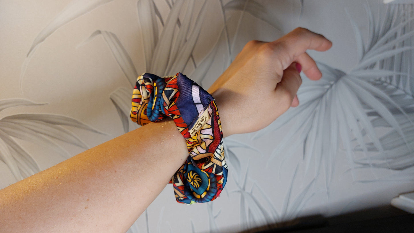 Mosaic Joy mönstrad ShooShoo Satin Scrunchie - Handgjord