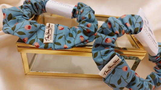 Garden Berries Blue ShooShoo Bomull Scrunchie - Handgjord