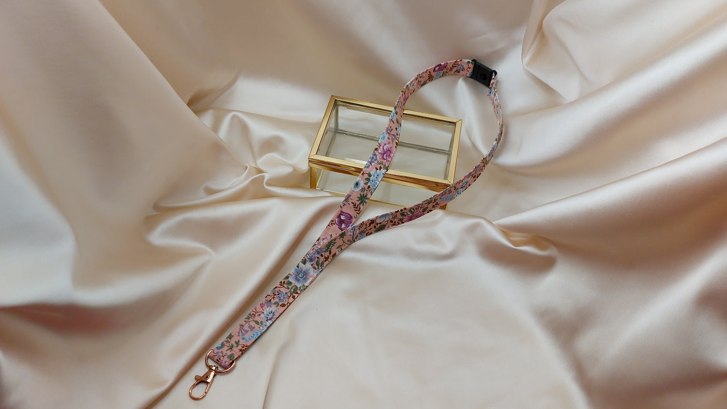 Nyckelband långt Wonderland med säkerhetsfäste och nyckelkrok