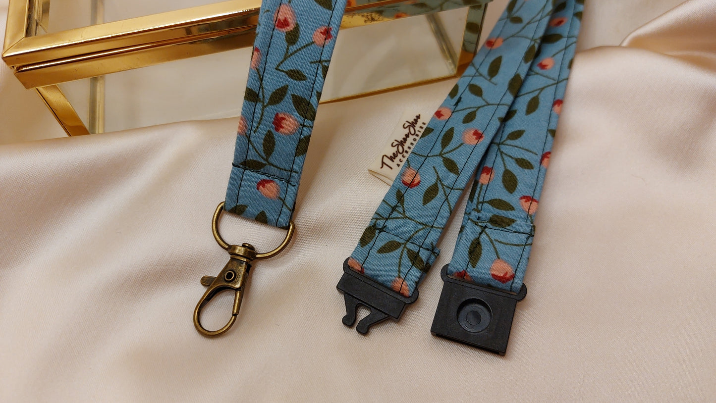 Nyckelband långt Garden Berries blå med säkerhetsfäste och nyckelkrok