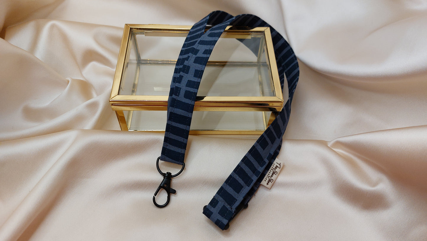 Nyckelband långt Blue stripes med säkerhetsfäste och nyckelkrok