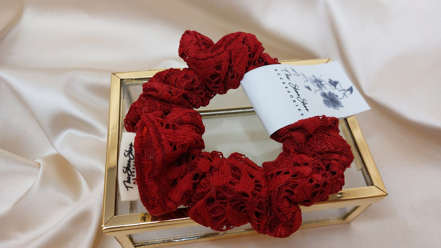 Hårsnodd Djupröd spets ShooShoo Scrunchie - Handgjord